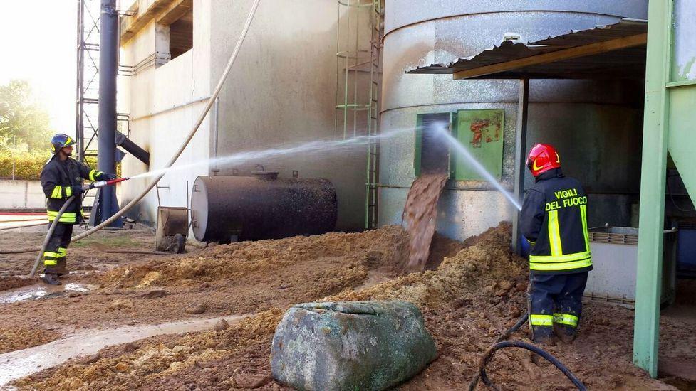 Il caldo surriscalda un deposito di sughero, s’innesca l’incendio
