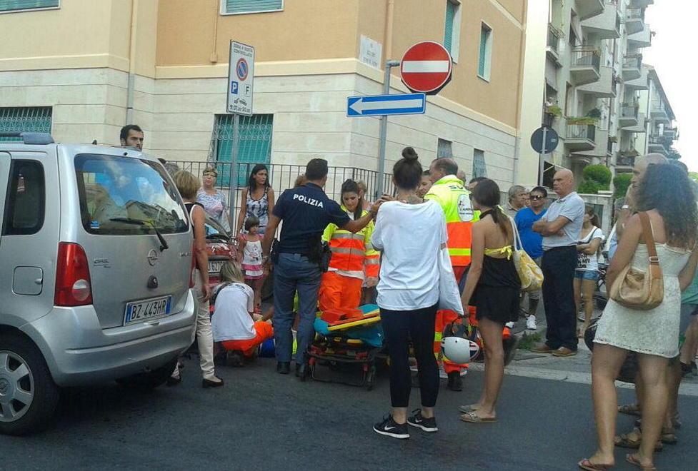 Scontro frontale auto scooter in centro, ferita adolescente 