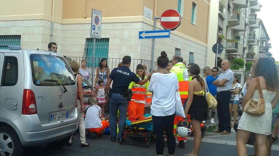 Scontro frontale auto scooter in centro, ferita adolescente