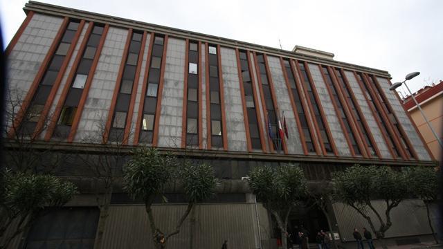 Mamma nigeriana con tre bimbi piccoli chiede aiuto alla questura