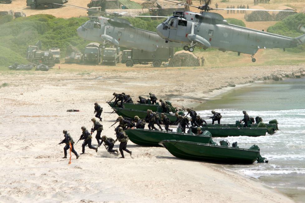 Paci al ministro: «Alleggerite la presenza militare nell’isola» 