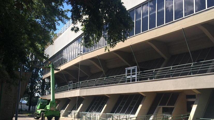 Il palasport rischia lo stop, problemi pure al Porta Elisa