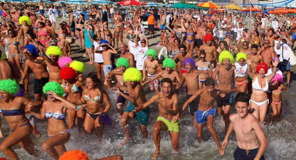 In trentamila sulle spiagge per aiutare il Meyer 