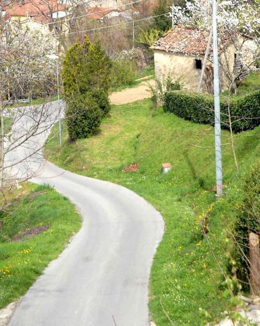 Con la moto contro un muretto 