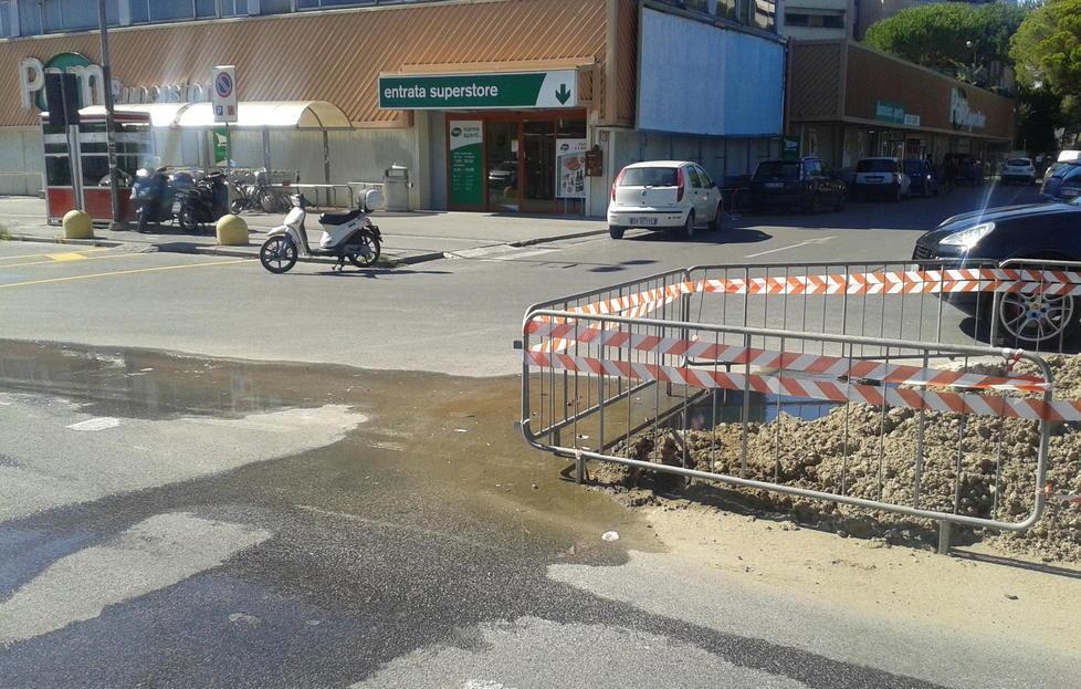 Perdita d’acqua davanti alla Pam 