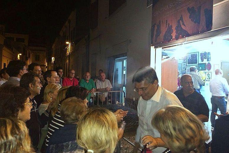 Via delle Rose, tanta gente all’arrostita nata in un garage