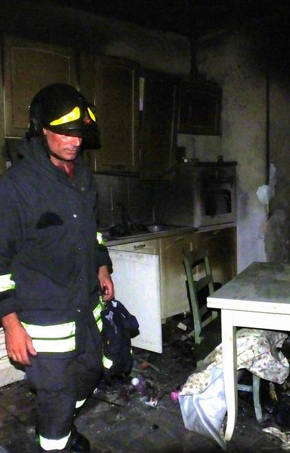Incendio al quarto piano, paura nella notte 
