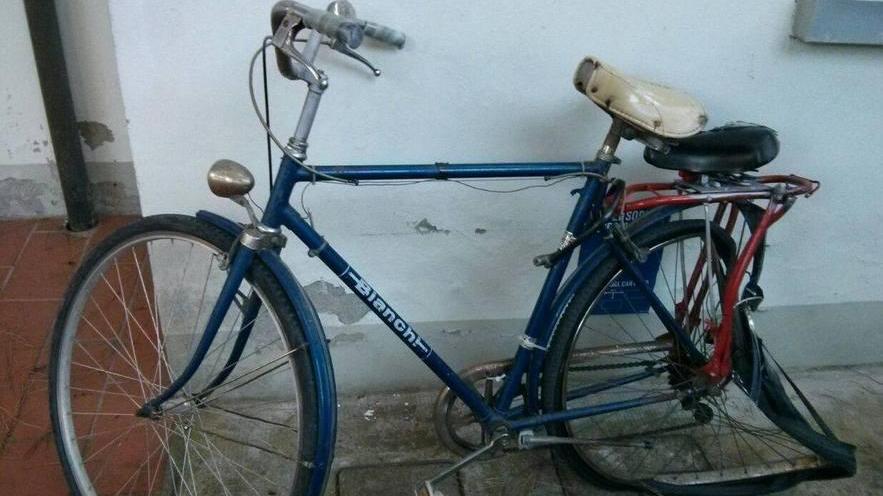 Travolto in bicicletta da auto mentre è in vacanza al mare