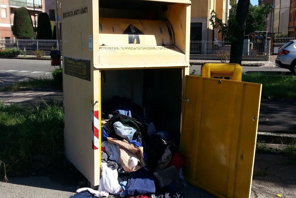Raccoglitori di abiti della Coop Mantello forzati dai vandali