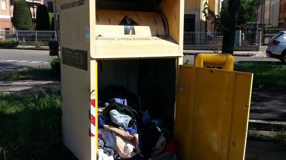 Raccoglitori di abiti della Coop Mantello forzati dai vandali
