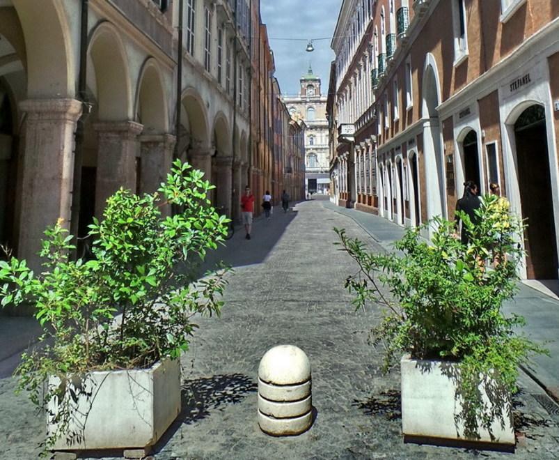 Via Farini cubetti di porfido rinnovati