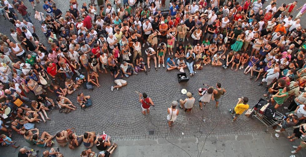 E le strade si riempiono di musica 