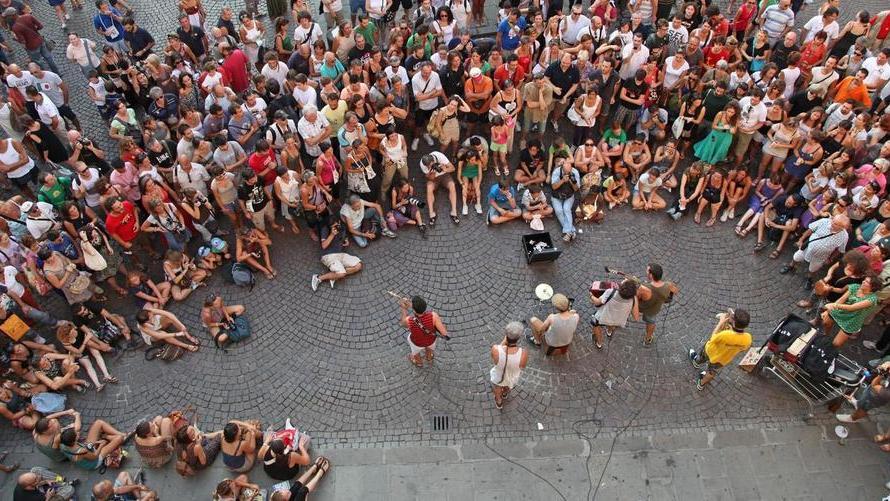 E le strade si riempiono di musica