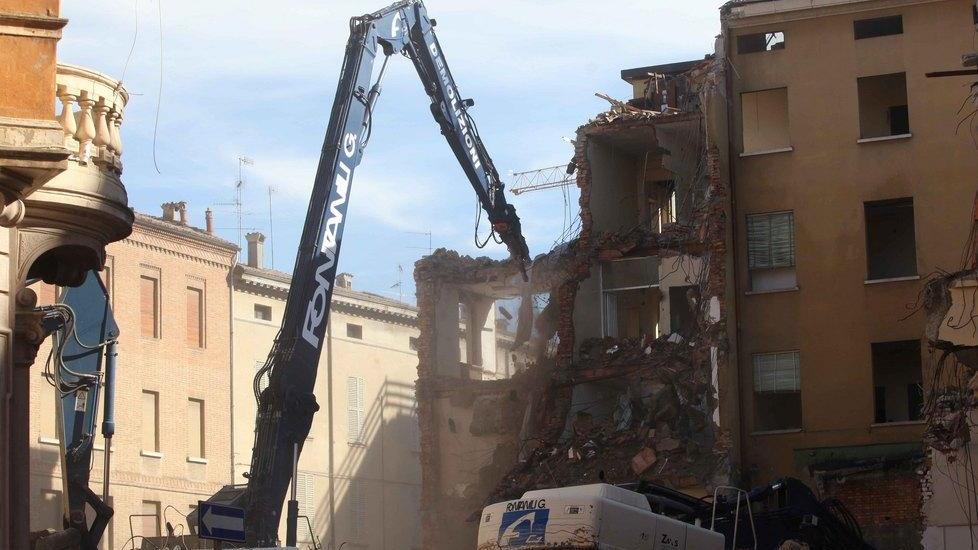 Ex Poste, stop alla pinza: si demolisce a mano