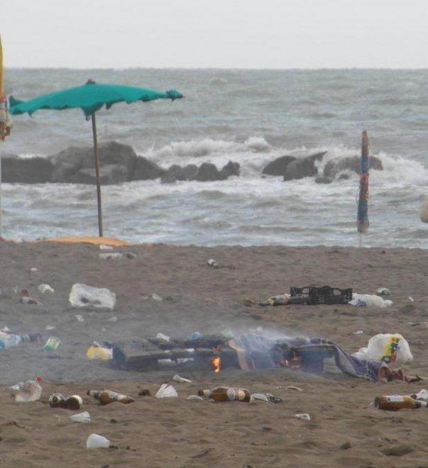 Vandali in riva al mare, incendiato il palco del parco a Partaccia