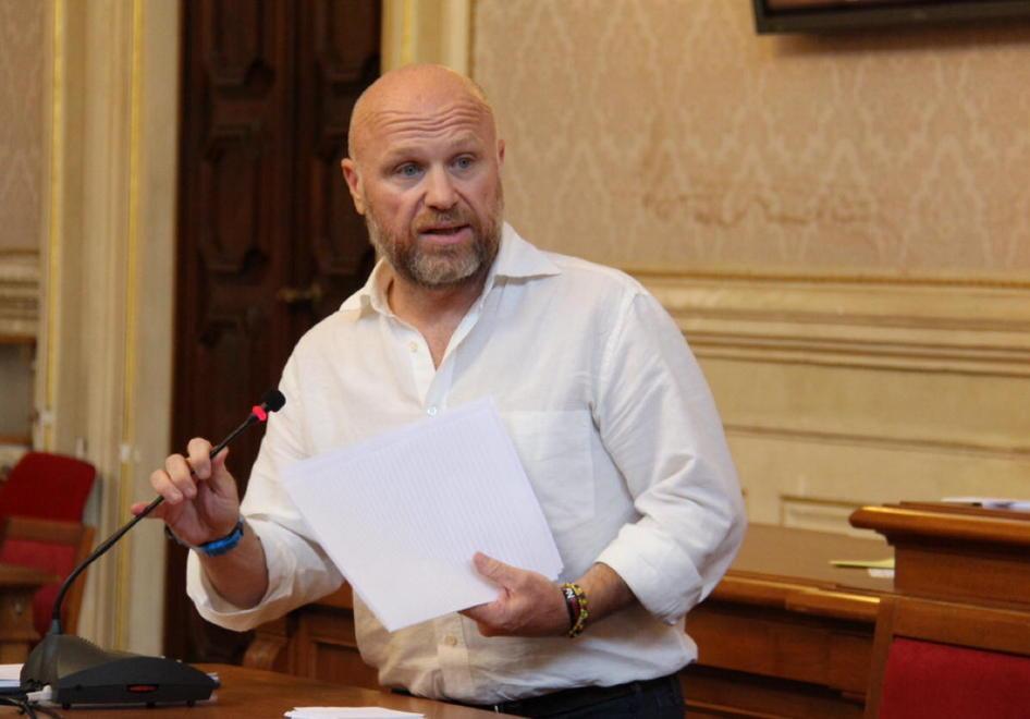 Livorno, i Cinque Stelle: «Ecco i nuovi assessori». Il sindaco Nogarin prima nega, poi si corregge e si fa un selfie