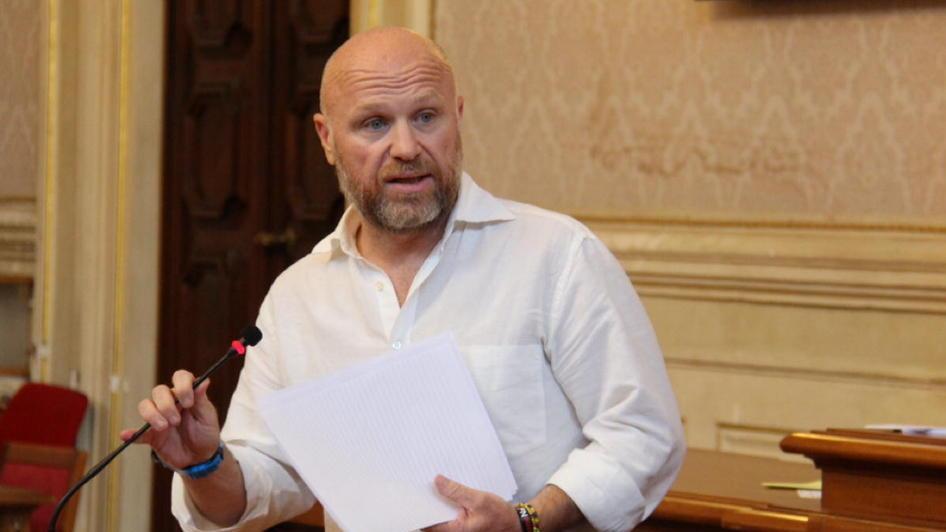 Livorno, i Cinque Stelle: «Ecco i nuovi assessori». Il sindaco Nogarin prima nega, poi si corregge e si fa un selfie