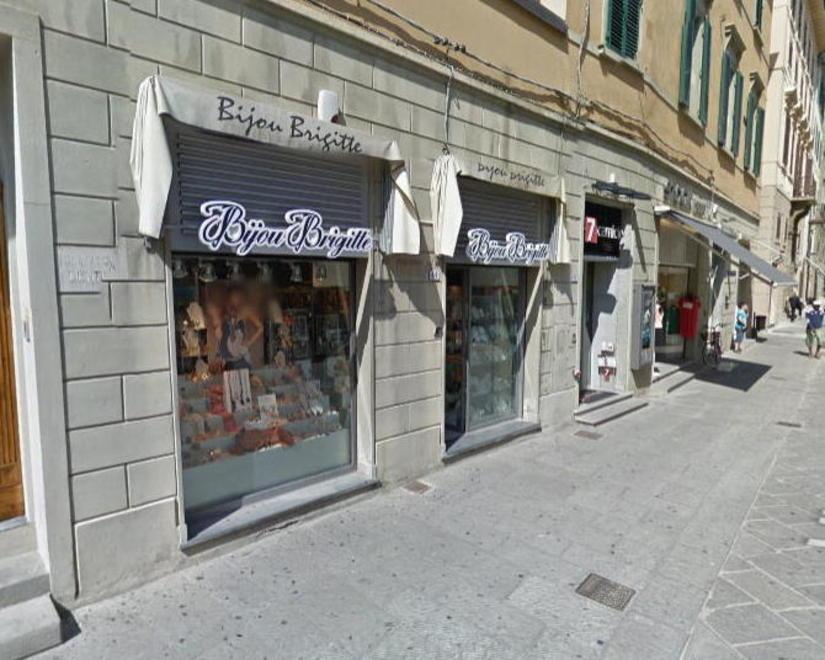 Spintona la commessa e ruba due orecchini 