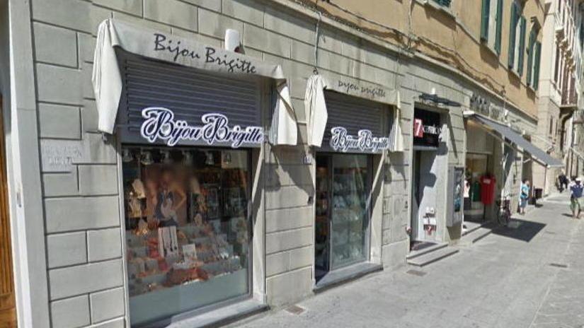 Spintona la commessa e ruba due orecchini