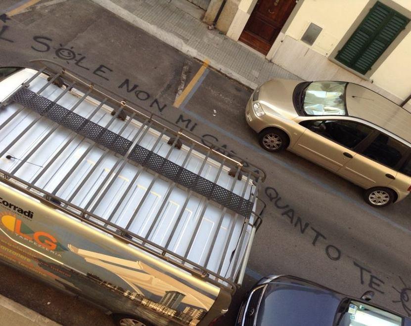 Un messaggio d’amore sull’asfalto 