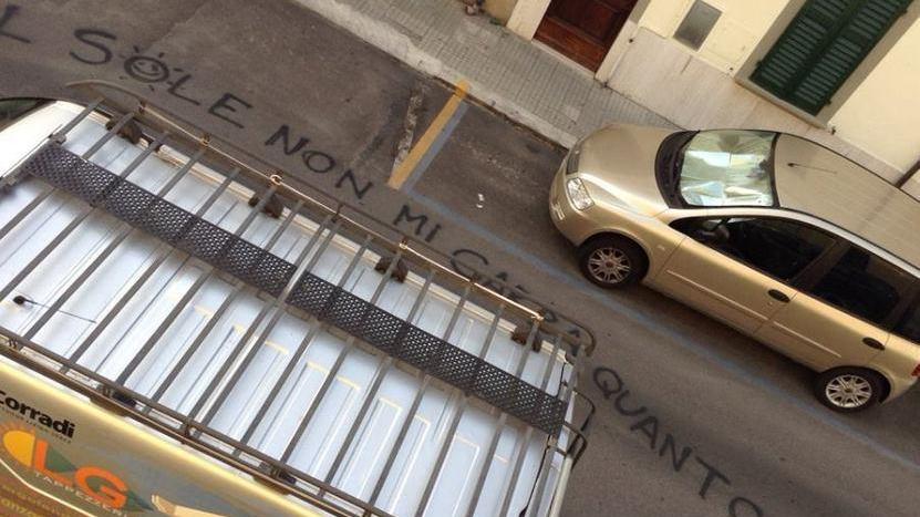 Un messaggio d’amore sull’asfalto