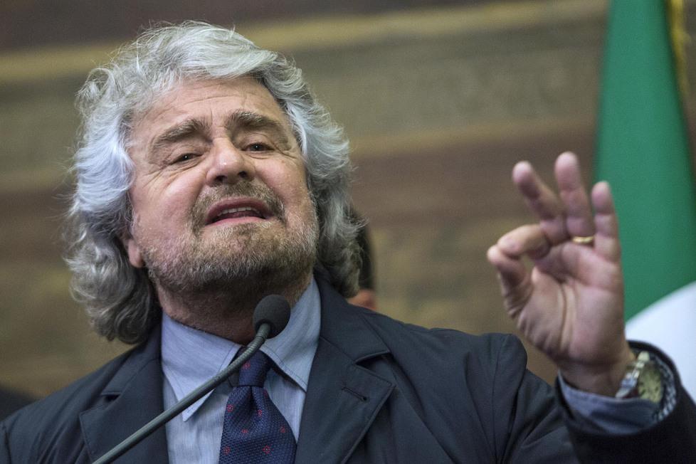 Beppe Grillo: «Chi paga le vacanze di Renzi a Forte dei Marmi?» 