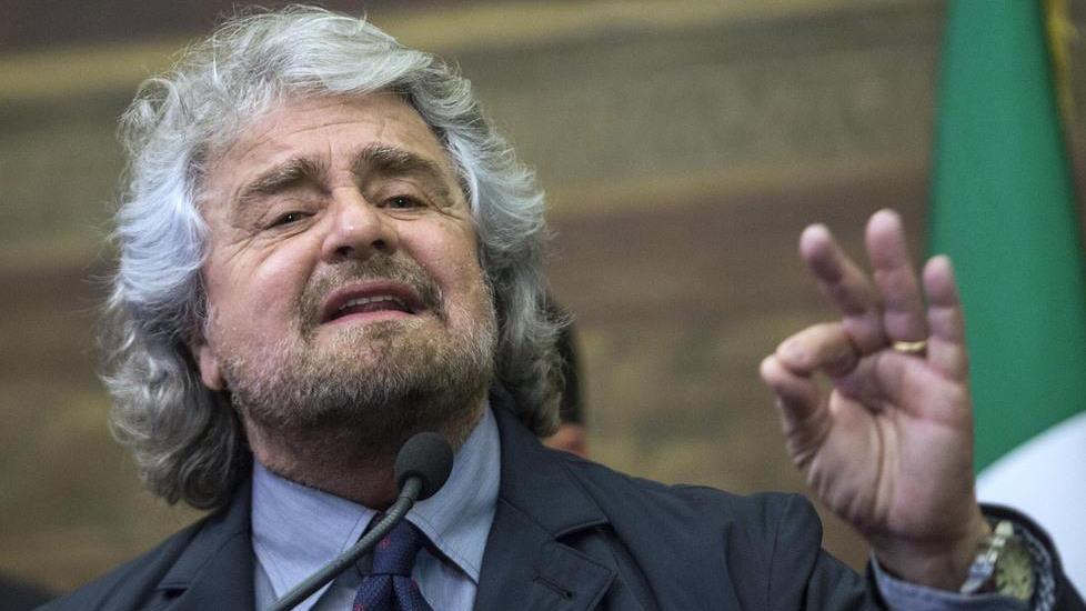Beppe Grillo: «Chi paga le vacanze di Renzi a Forte dei Marmi?»