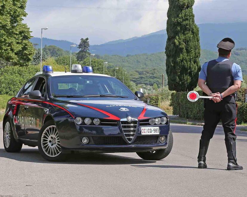 La fuga dai carabinieri finisce contro un semaforo 