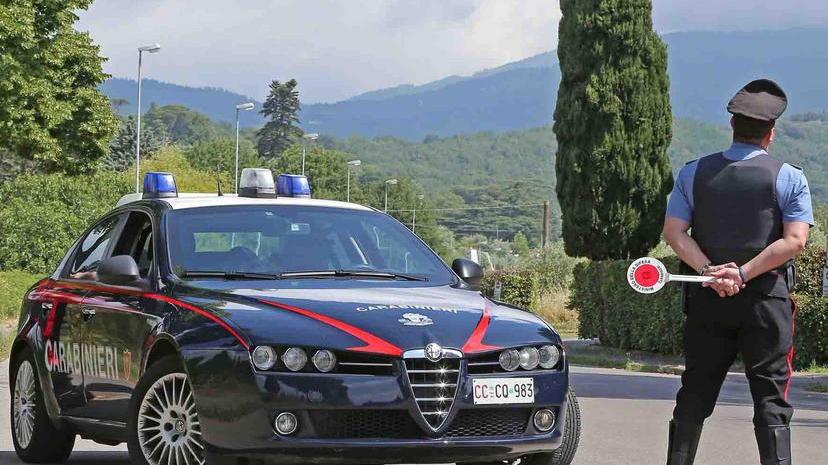La fuga dai carabinieri finisce contro un semaforo
