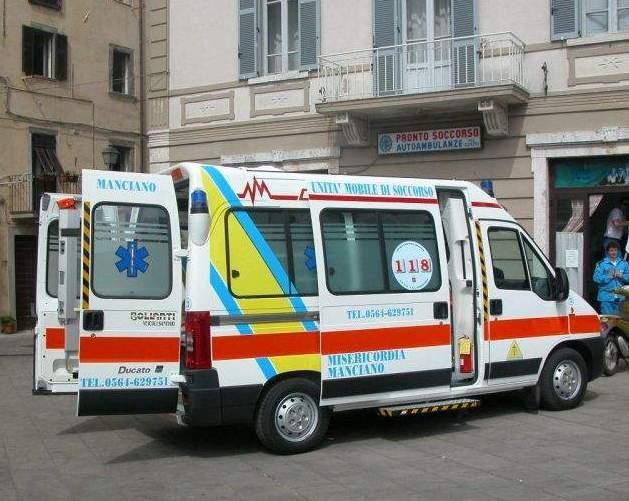 Colta da malore si aggrappa al mobile e resta schiacciata 