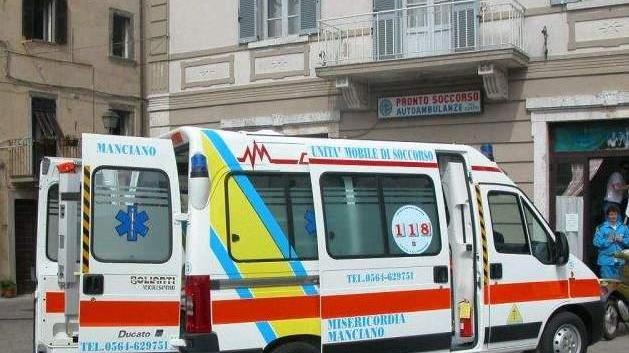 Colta da malore si aggrappa al mobile e resta schiacciata