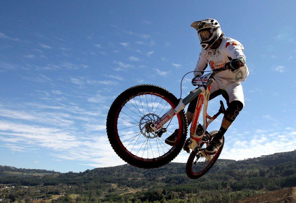 Sfidando il precipizio su una bici: ecco il downhill - Video 