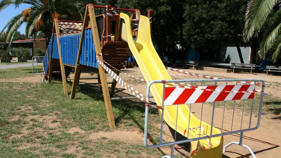 Parchi gioco, transennato un altro scivolo
