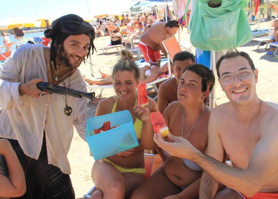 Il “pirata” sbarca dal mare Angurie per grandi e piccini