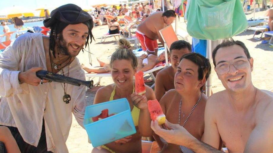 Il “pirata” sbarca dal mare Angurie per grandi e piccini