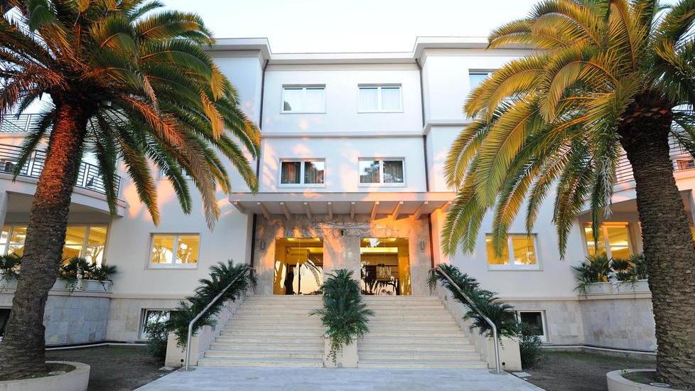 Il resort costretto a comprare Tir da 25 metri cubi al giorno