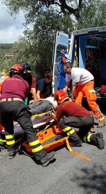 Bimba di 10 anni salva un anziano finito in un burrone 
