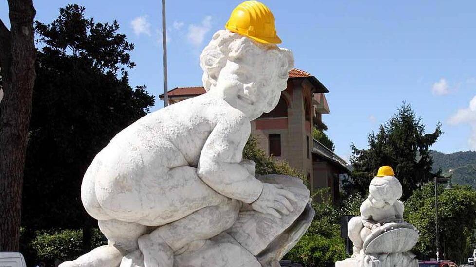 Spuntano caschetti in testa ai putti