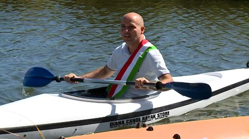Il sindaco in canoa guida la rivolta a difesa dello stagno 