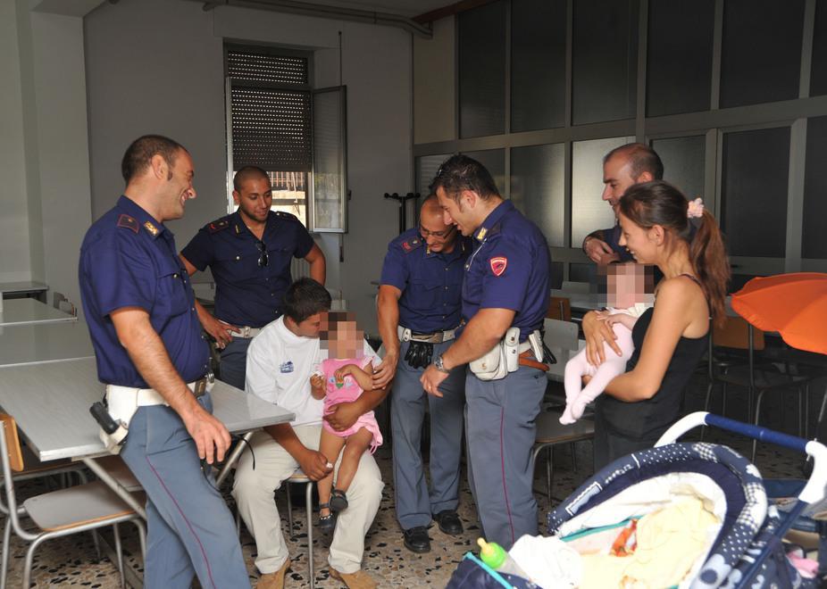 Tre figli e senza casa, la questura si mobilita per una donna africana 