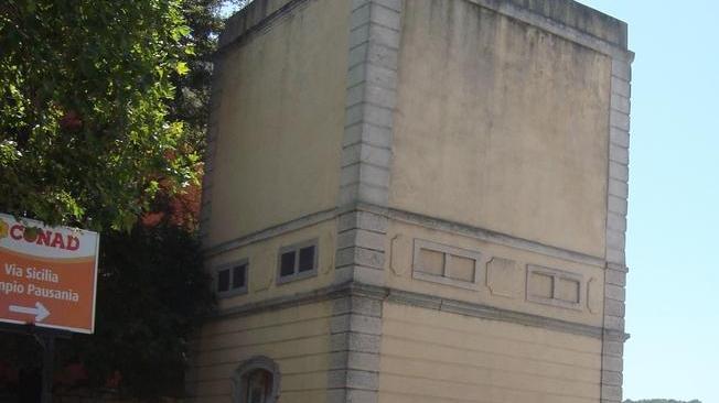 Una cabina elettrica su due piani che resta inutilizzata