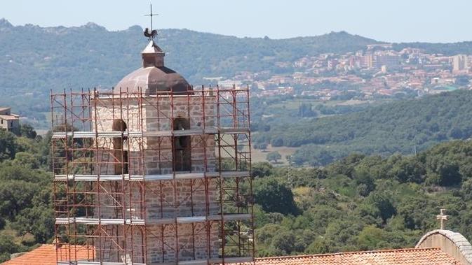 Avanti i lavori del campanile, Santa Giusta cambia volto