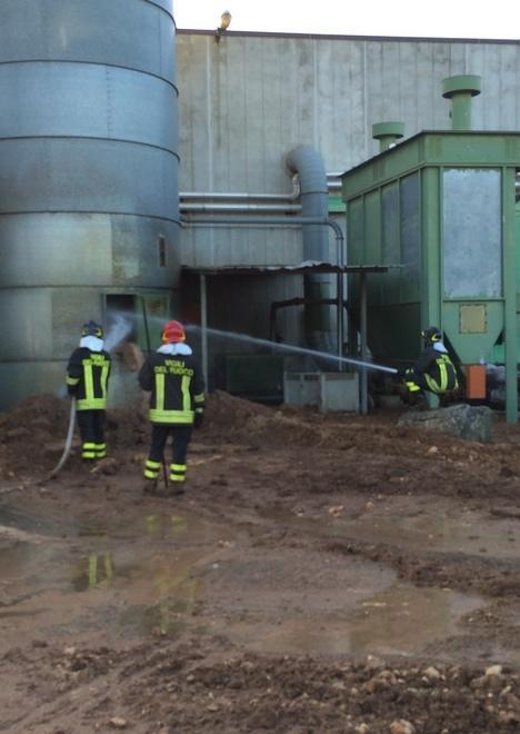 Rogo in un sugherificio, ore di lavoro dei vigili per svuotare un silos