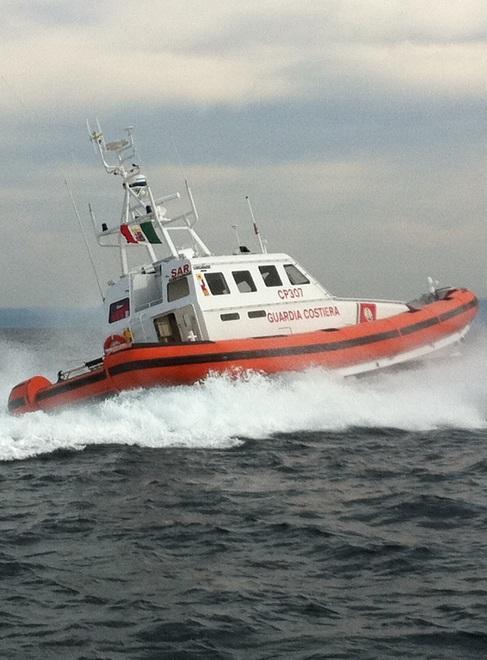 Si addormenta sul materassino, turista recuperata al largo