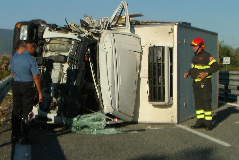 Schianto tra camion con tre feriti: caos sulla 131 dcn