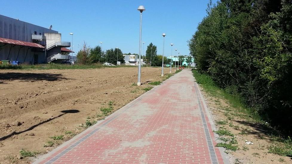 Finalmente pronta la pista ciclabile tra piscina e palestra