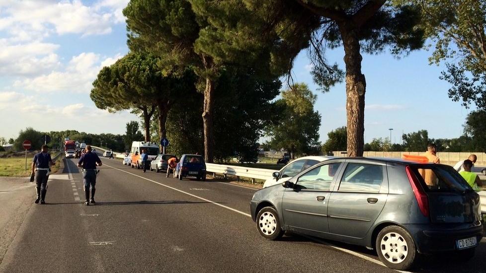 Assalto ai Lidi e traffico in tilt Poi un incidente e Romea chiusa