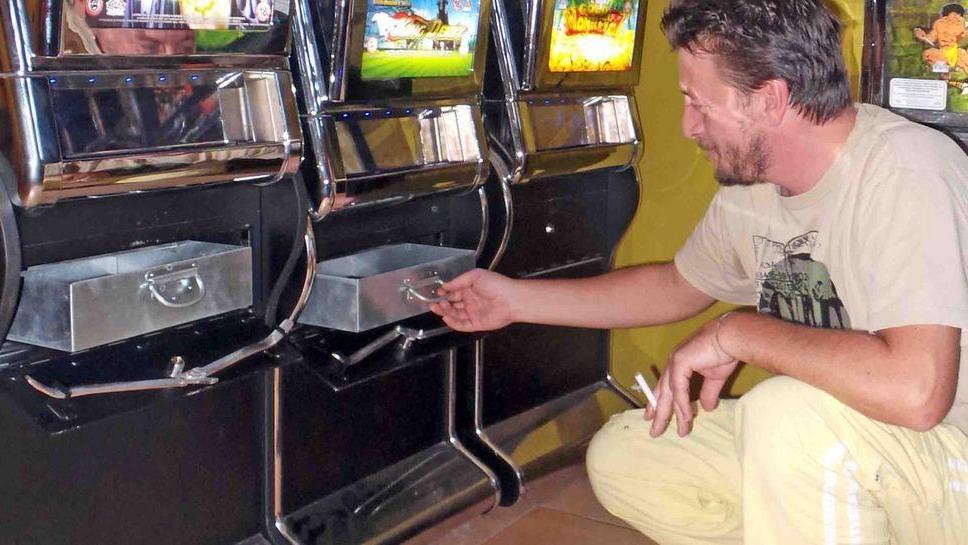 «Ci fa due piadine»? E scassinano le slot