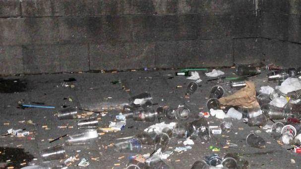 Ogni giovedì il sagrato è ridotto a una discarica