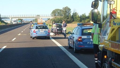 Ucciso mentre cambia una gomma 